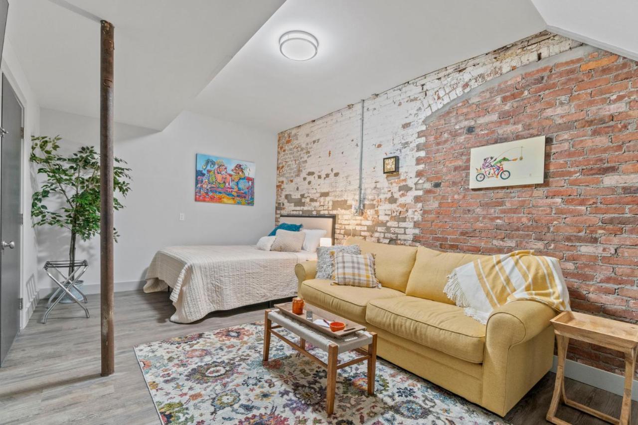 The 418. An 1866 Build With Modern Comforts Apartment