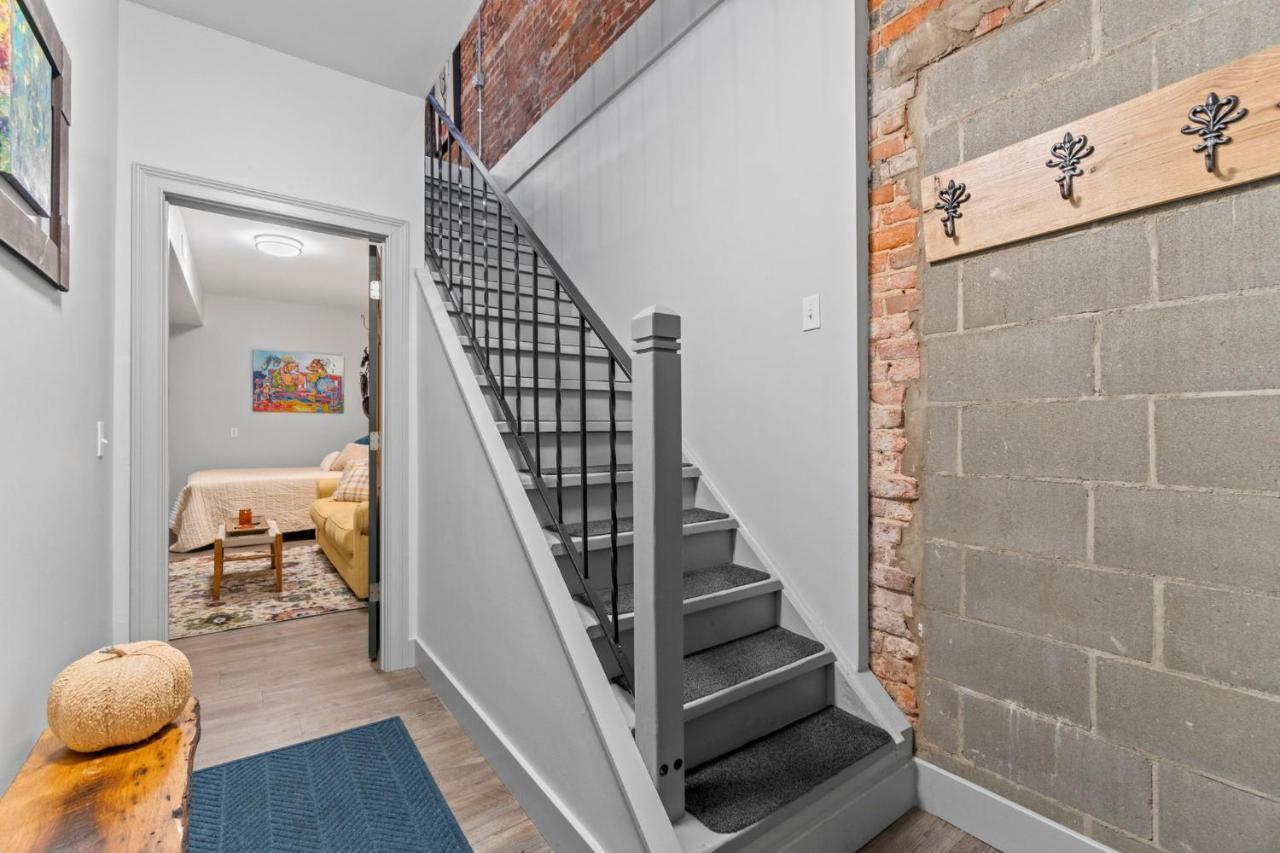The 418. An 1866 Build With Modern Comforts Apartment