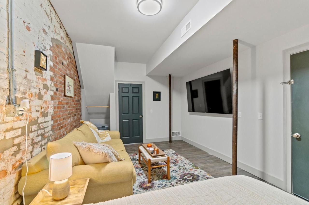 The 418. An 1866 Build With Modern Comforts Apartment *