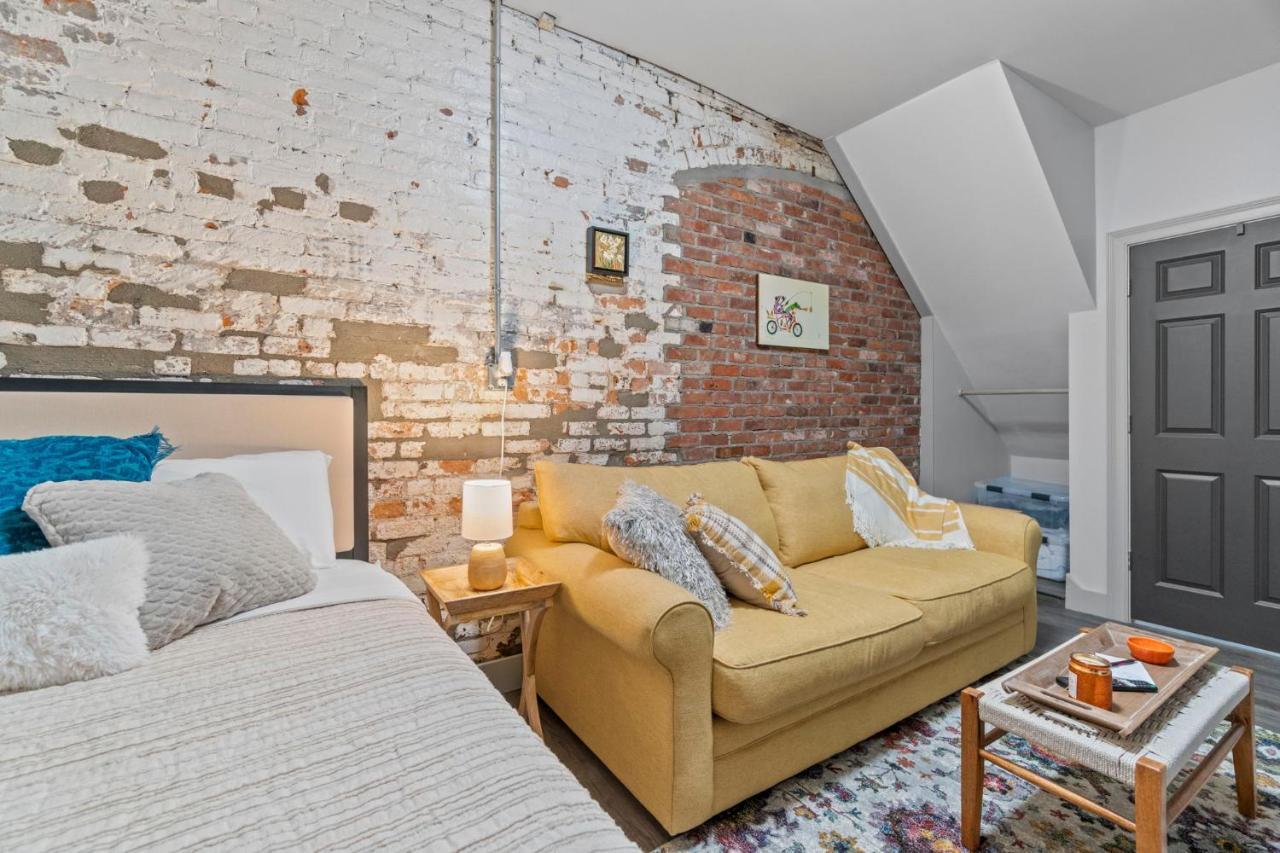The 418. An 1866 Build With Modern Comforts Apartment
